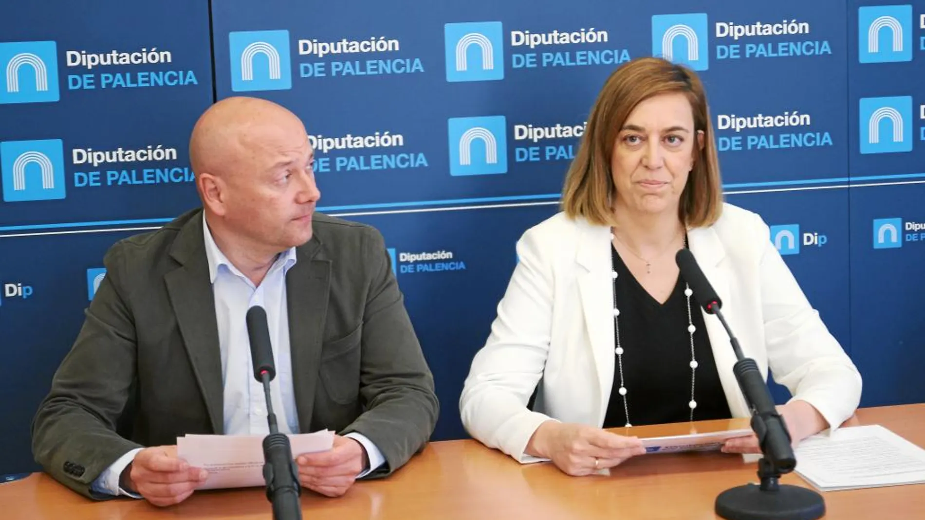 Ángeles Armisén informa de las ayudas en compañía de su vicepresidente y diputado económico, Luis Calderón