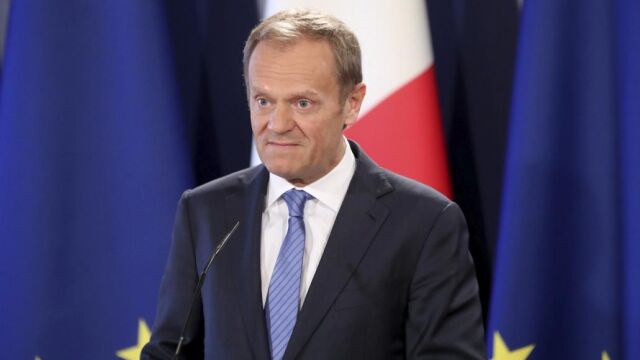 El presidente del Consejo Europeo, Donald Tusk (c)