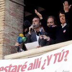 El diestro Enrique Ponce (i), acompañado por El Soro (d), durante la lectura del manifiesto
