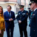 Virginia Barcones y Ángel Blanco conversan con Ubaldo de la Torre y Tomás Antón, máximos responsables de la Policía Nacional, y Local de Zamora, y con Manuel Rodríguez, de la Guardia Civil, antes del comienzo de las jornadas