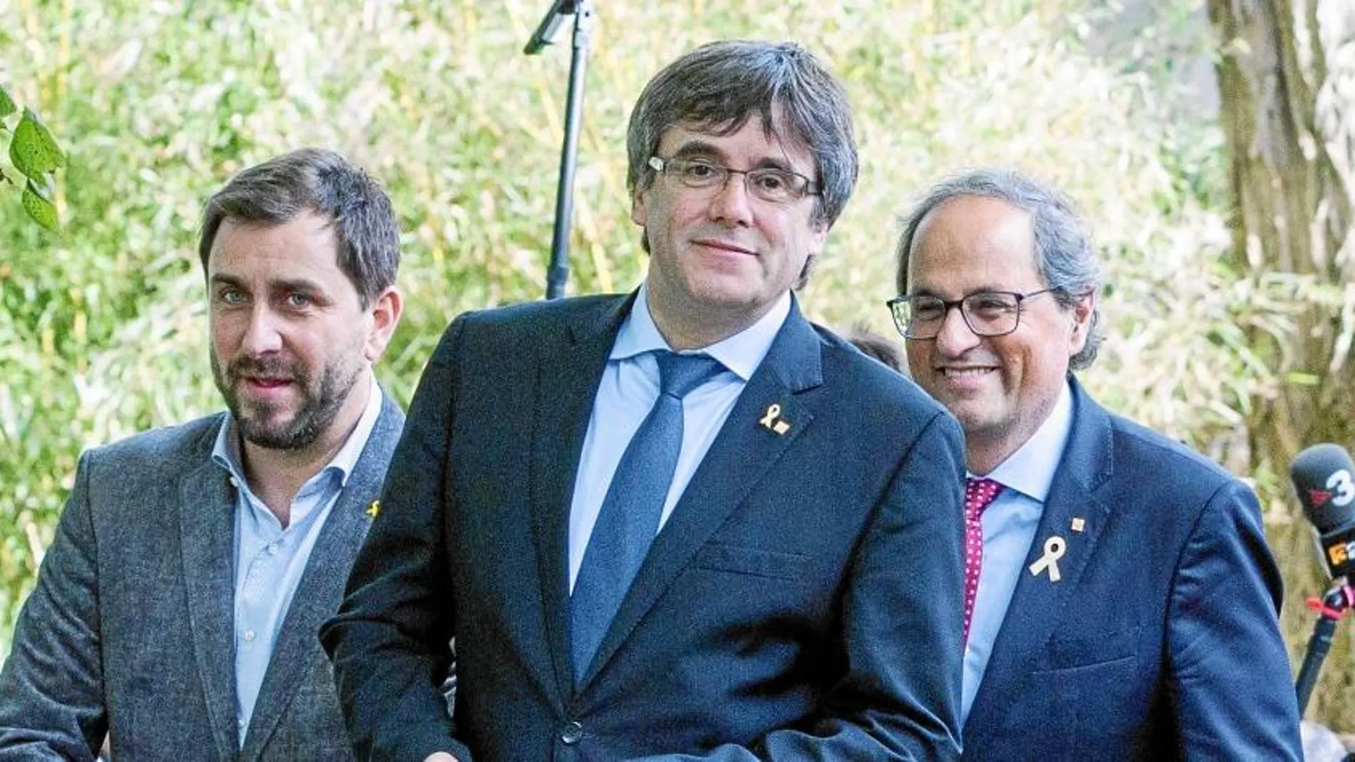 Puigdemont, encabezando una reunión en Waterloo para abordar el Consell de la República, junto a Quim Torra y Toni Comín