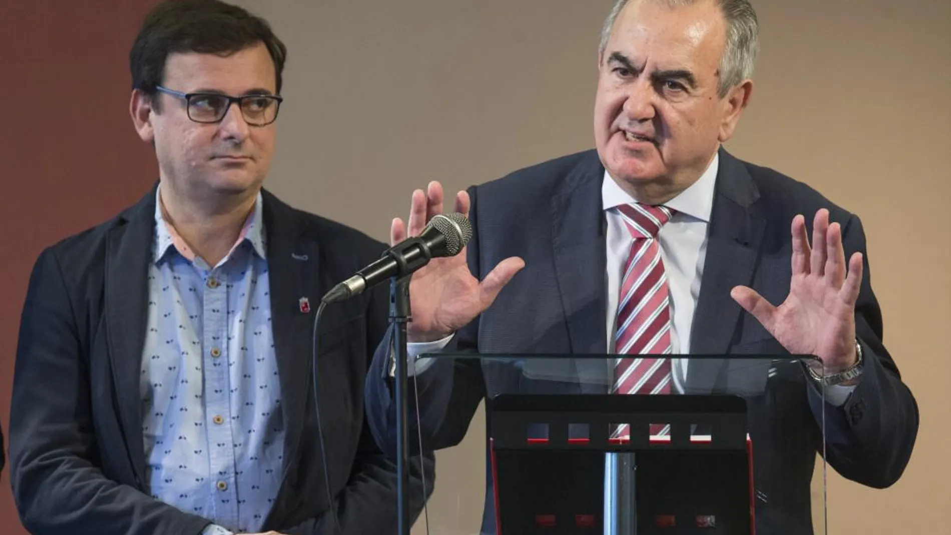 El secretario general del PSOE en Murcia Rafael González Tovar (d), acompañado por el diputado autonómico Emilio IVars (i), atiende a los medios de comunicación.