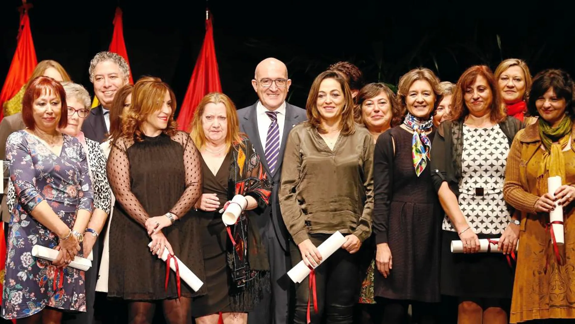 Jesús Julio Carnero, la ministra Isabel García Tejerina y la consejera Pilar del Olmo, junto a las alcaldesas homenajeadas