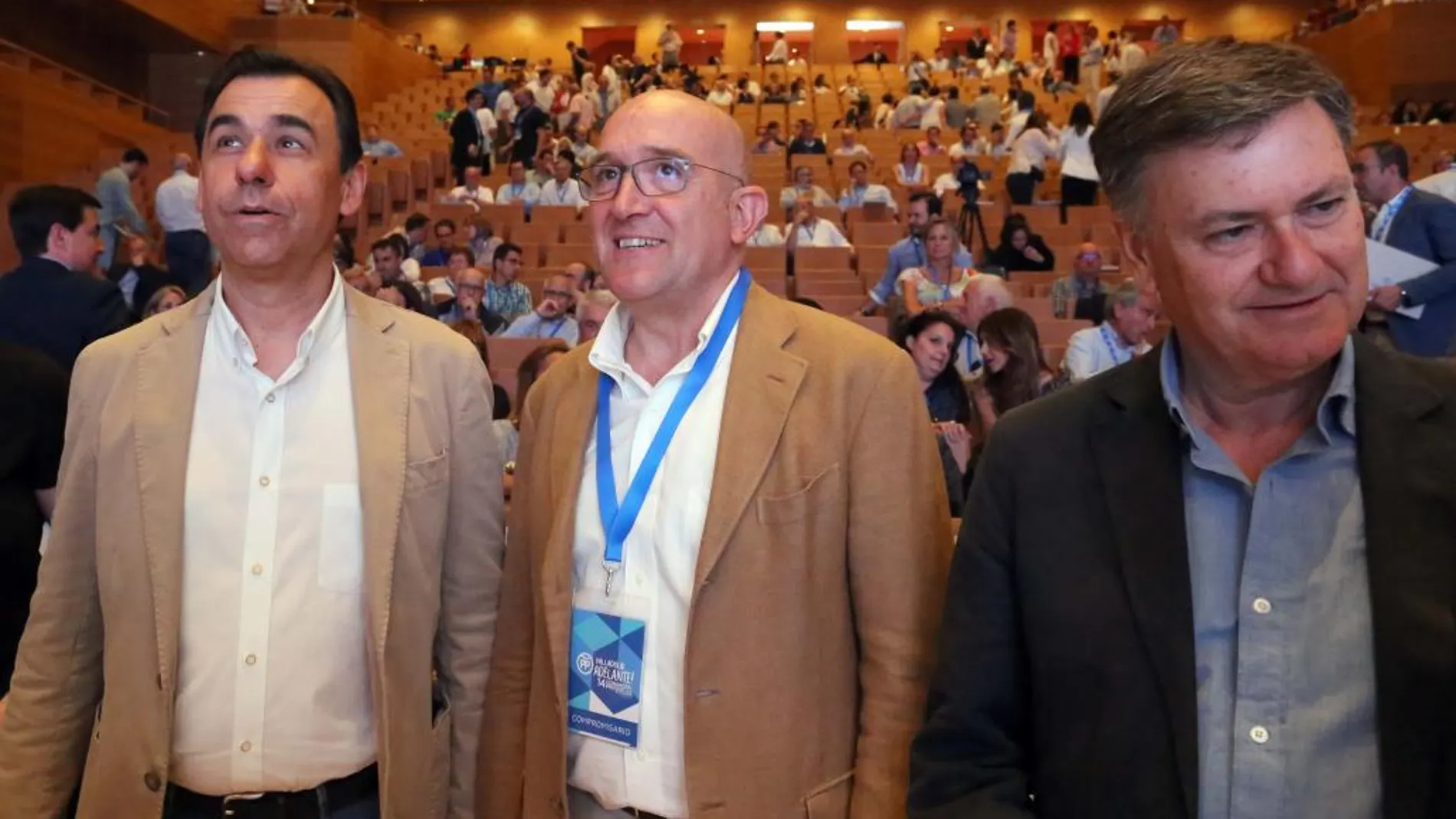 Jesús Julio Carnero junto al coordinador general del PP, Fernando Martínez-Maíllo, y el secretario autonómico del PP de Castilla y León, Francisco Vázquez