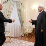 El presidente iraní, Hasan Rohani, recibe al director de la OIEA, Yukiya Amano, ayer, en Teherán
