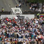 La Policía evita el paso de las mujeres durante la manifestación