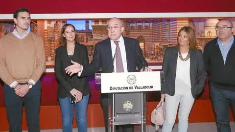 Jesús Julio Carnero en la tradicional recepción navideña de la Diputación de Valladolid acompañado por los representantes de la Corporación provincial
