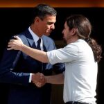 El presidente del Gobierno, Pedro Sánchez recibe al secretario general de Podemos, Pablo Iglesias, esta tarde en el Palacio de la Moncloa / Foto. Efe