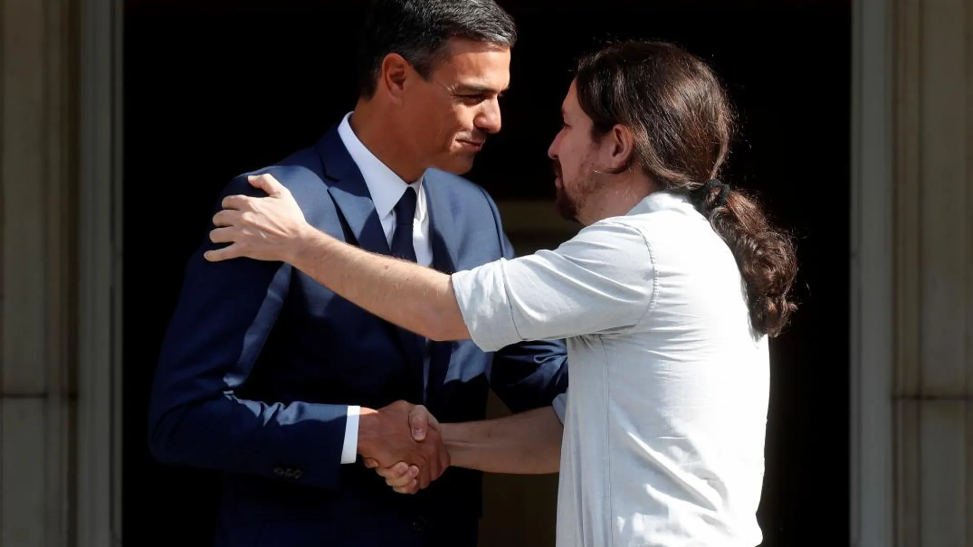 El presidente del Gobierno, Pedro Sánchez recibe al secretario general de Podemos, Pablo Iglesias, esta tarde en el Palacio de la Moncloa / Foto. Efe