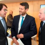 Antonio Miguel Méndez Pozo charla con Alfonso Fernández Mañueco y Eduardo Currás