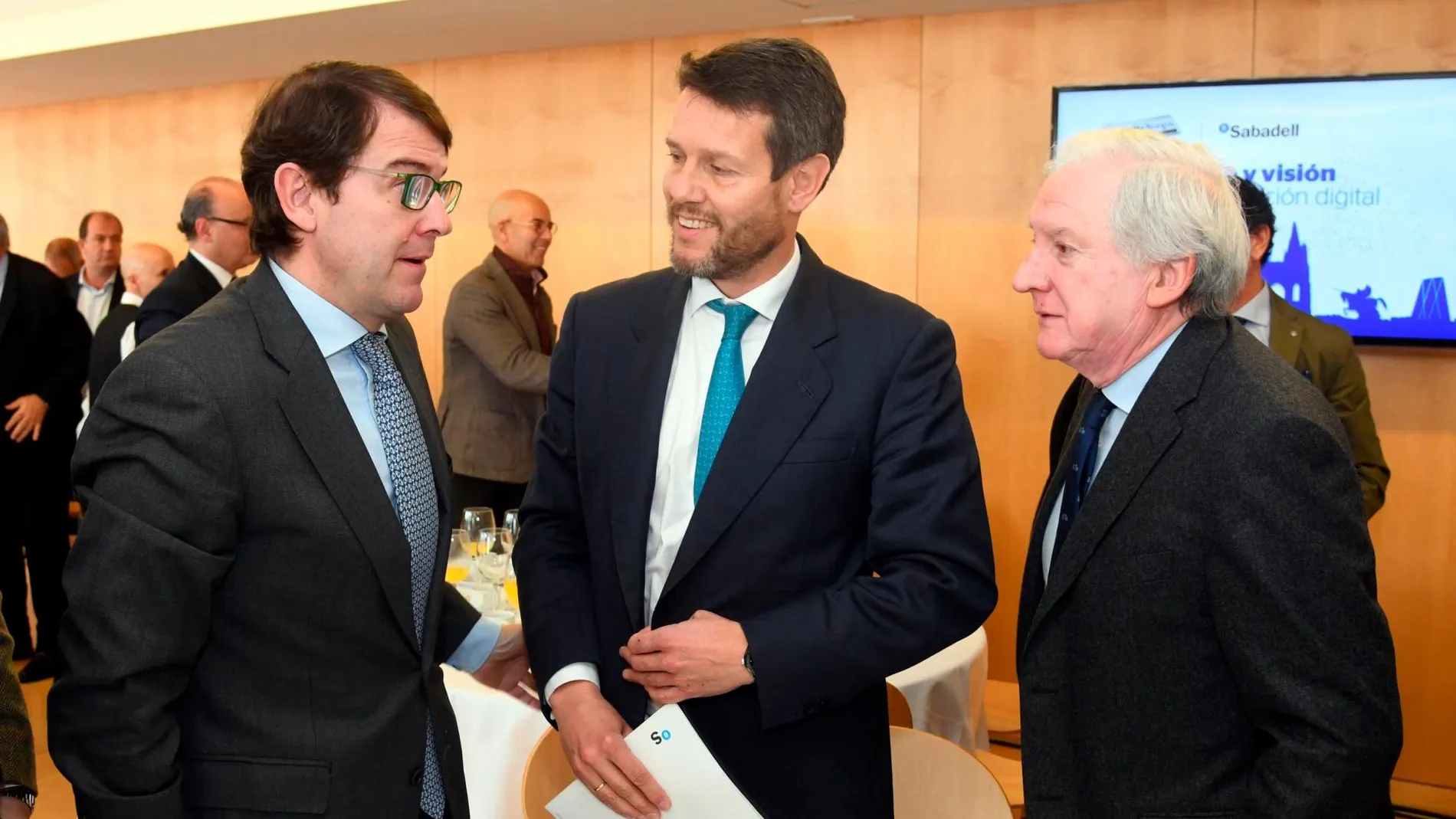 Antonio Miguel Méndez Pozo charla con Alfonso Fernández Mañueco y Eduardo Currás