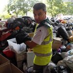 Un voluntario de Cruz Roja recoge comida, ropa y juguetes para los afectados por el incendio