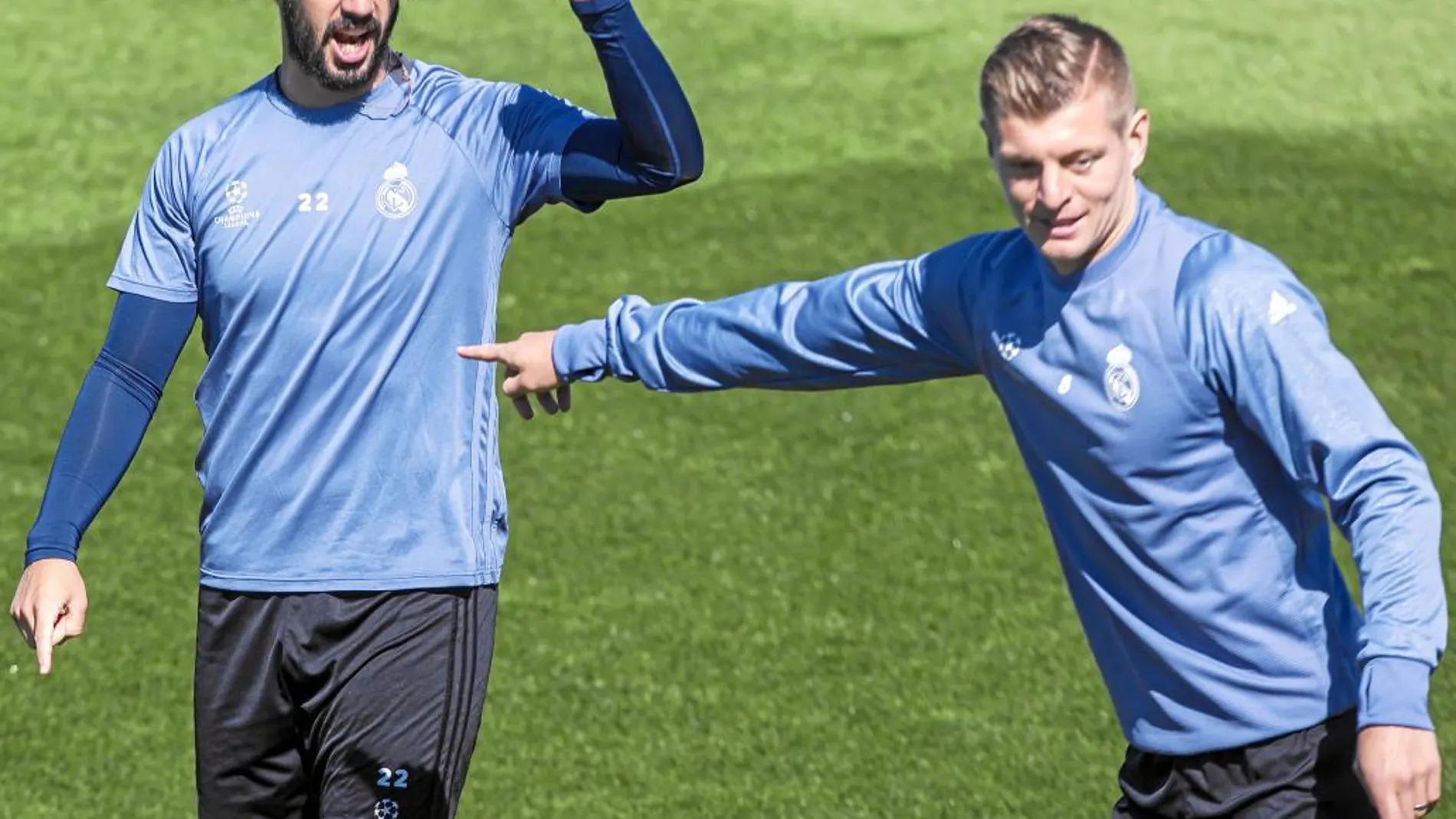 Isco Alarcón bromea con Toni Kroos durante el entrenamiento de ayer