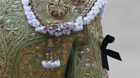 Detalle del crespón negro que se han colocado esta tarde los diestros