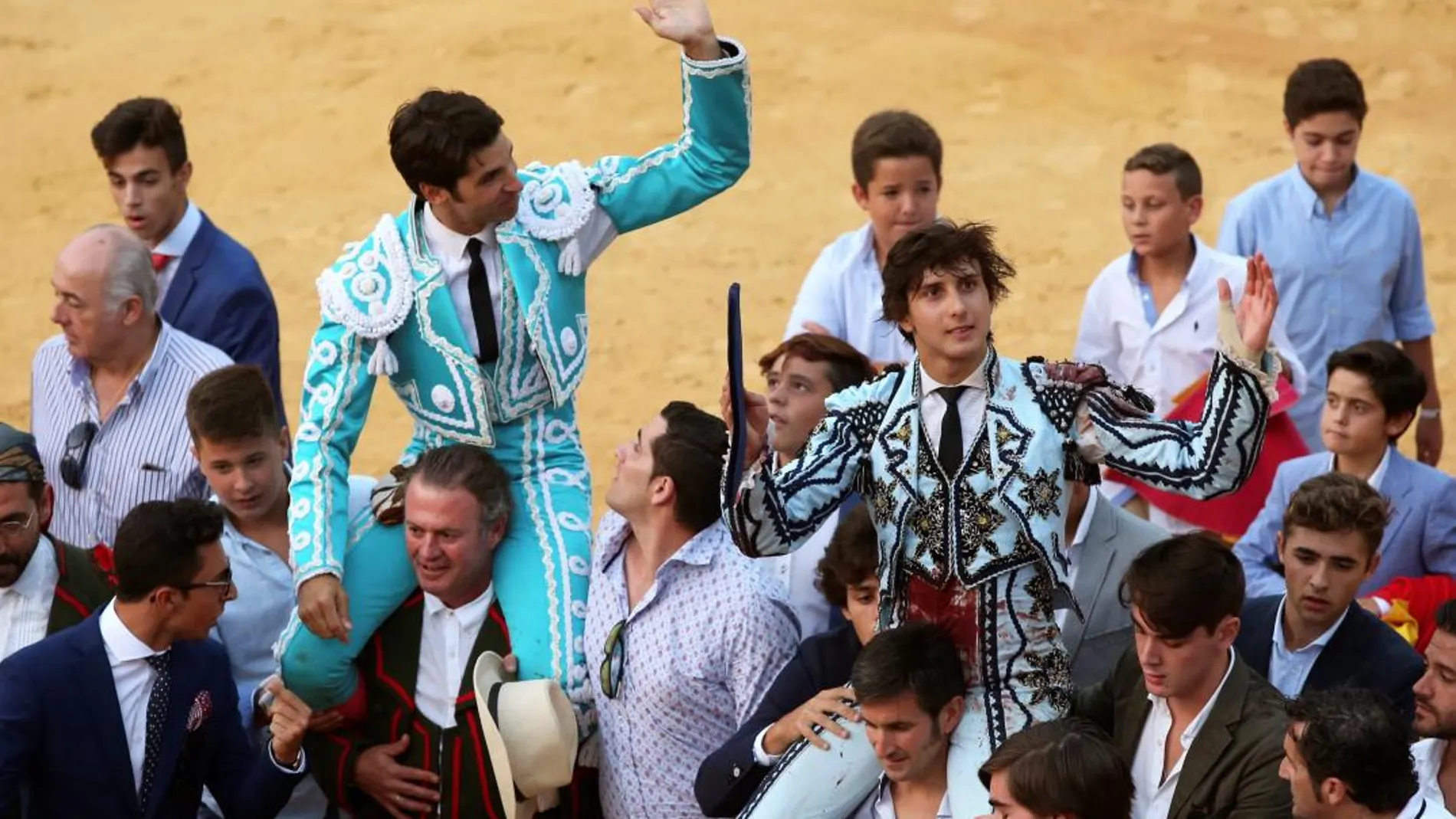 Cayetano Rivera y Roca Rey salen a hombros tras el festejo taurino goyesco que se celebró esta tarde en la Plaza de Toros de Ronda. EFE/Daniel Pérez