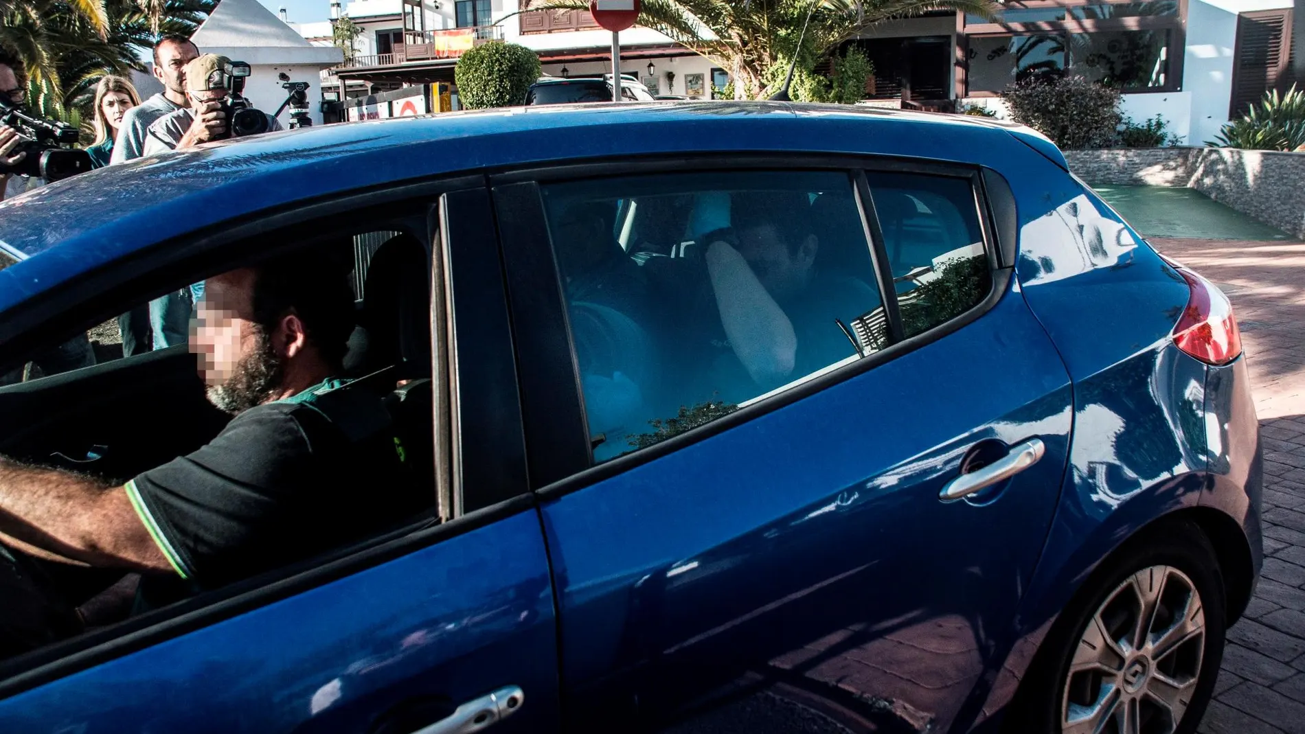 Efectivos de la Guardia Civil trasladan en coche a Raúl D.C., (2d), marido y sospechoso de la desaparición de Romina Celeste Núñez, para efectuar un registro de la vivienda de la localidad de Costa Teguise (Lanzarote) donde ambos residían / EFE 15/01/2019
