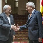 José Manuel García-Margallo saluda a su homólogo de Irán, Mohamad Yavad Zarif durante un encuentro en Madrid el pasado mes de abril