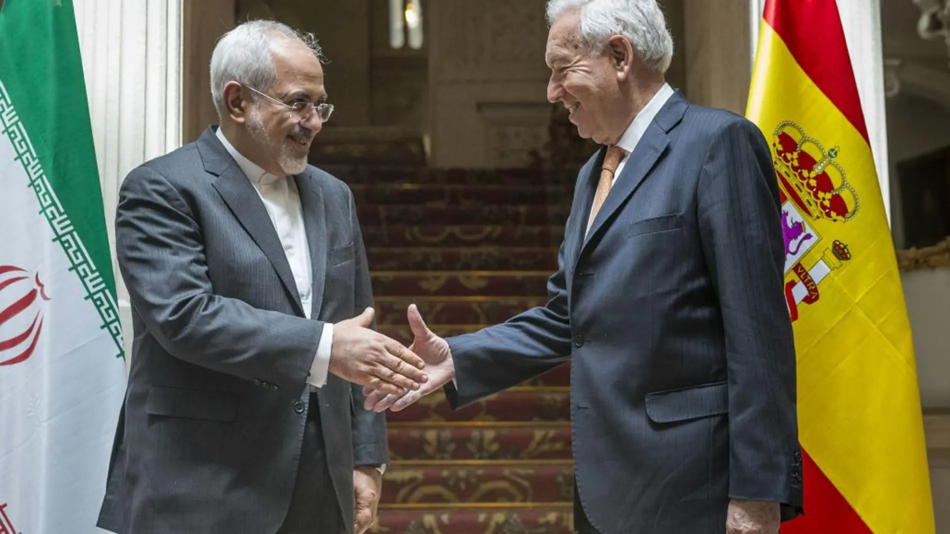 José Manuel García-Margallo saluda a su homólogo de Irán, Mohamad Yavad Zarif durante un encuentro en Madrid el pasado mes de abril