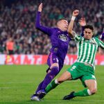 El defensa del Real Betis Marc Bartra pelea un balón con Iago Aspas, del Celta de Vigo / Foto: Efe