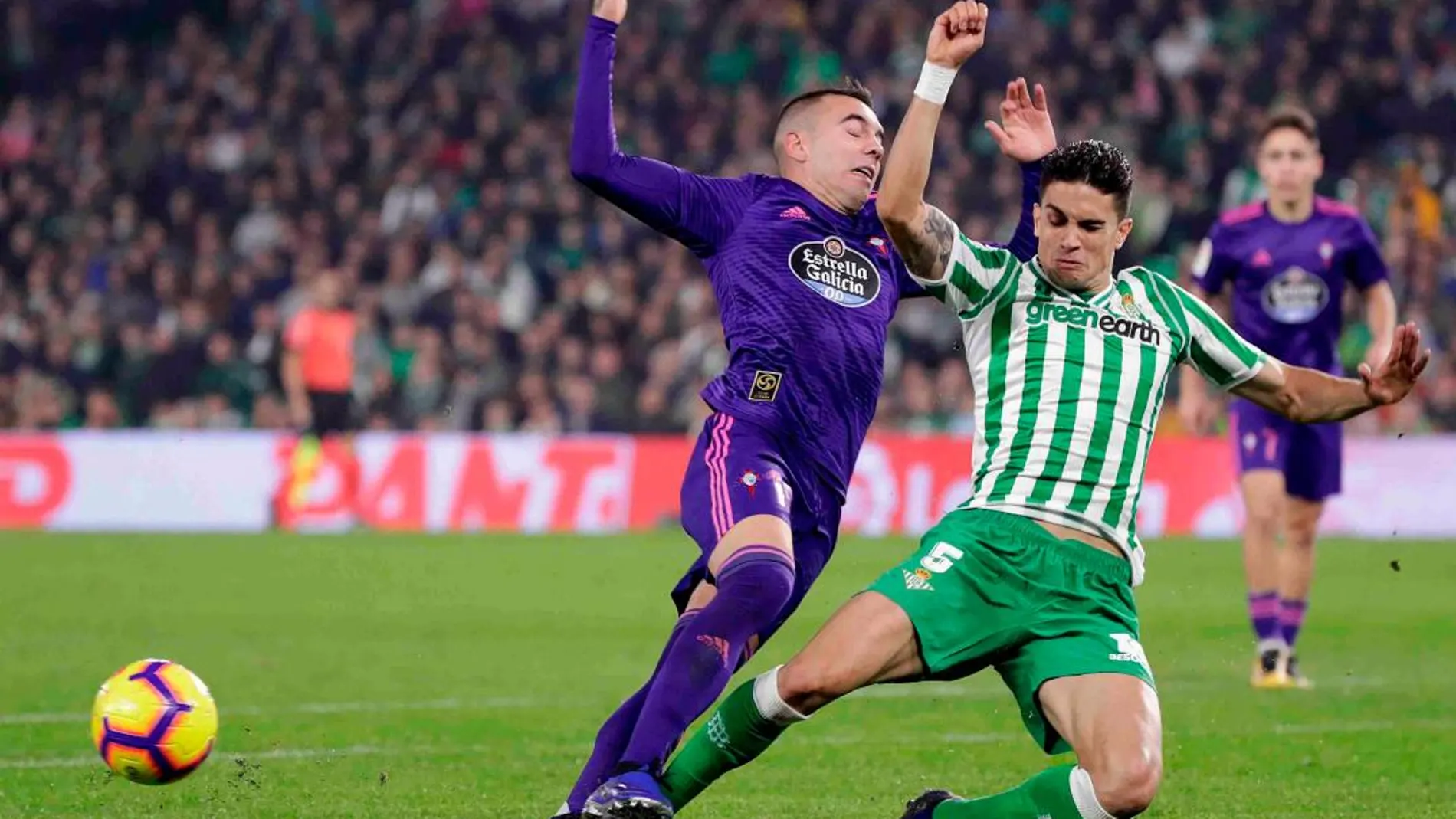 El defensa del Real Betis Marc Bartra pelea un balón con Iago Aspas, del Celta de Vigo / Foto: Efe