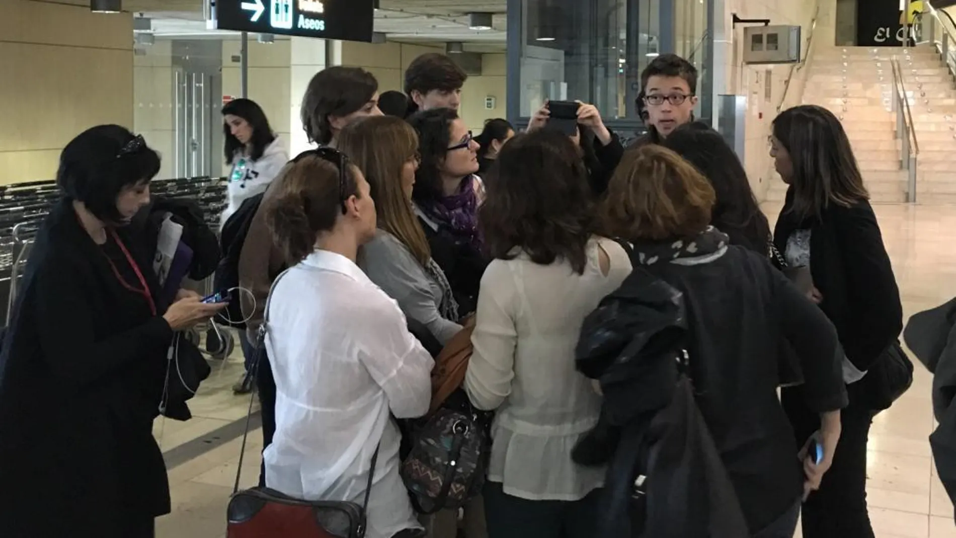 Errejón, con los periodistas en el aeropuerto