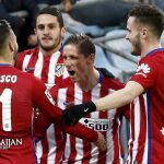 El delantero del Atlético de Madrid Fernando Torres celebra junto a sus compañeros la consecución del primer gol de su equipo