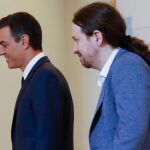 Pablo Iglesias y Pedro Sánchez durante la firma del pacto de Presupuestos para 2019. (Foto: Javier Fdez-Largo)