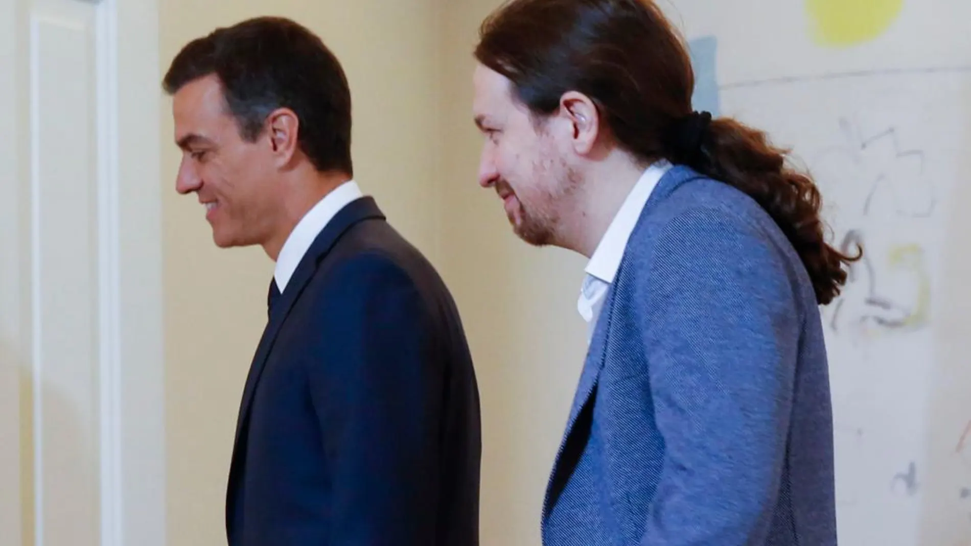 Pablo Iglesias y Pedro Sánchez durante la firma del pacto de Presupuestos para 2019. (Foto: Javier Fdez-Largo)