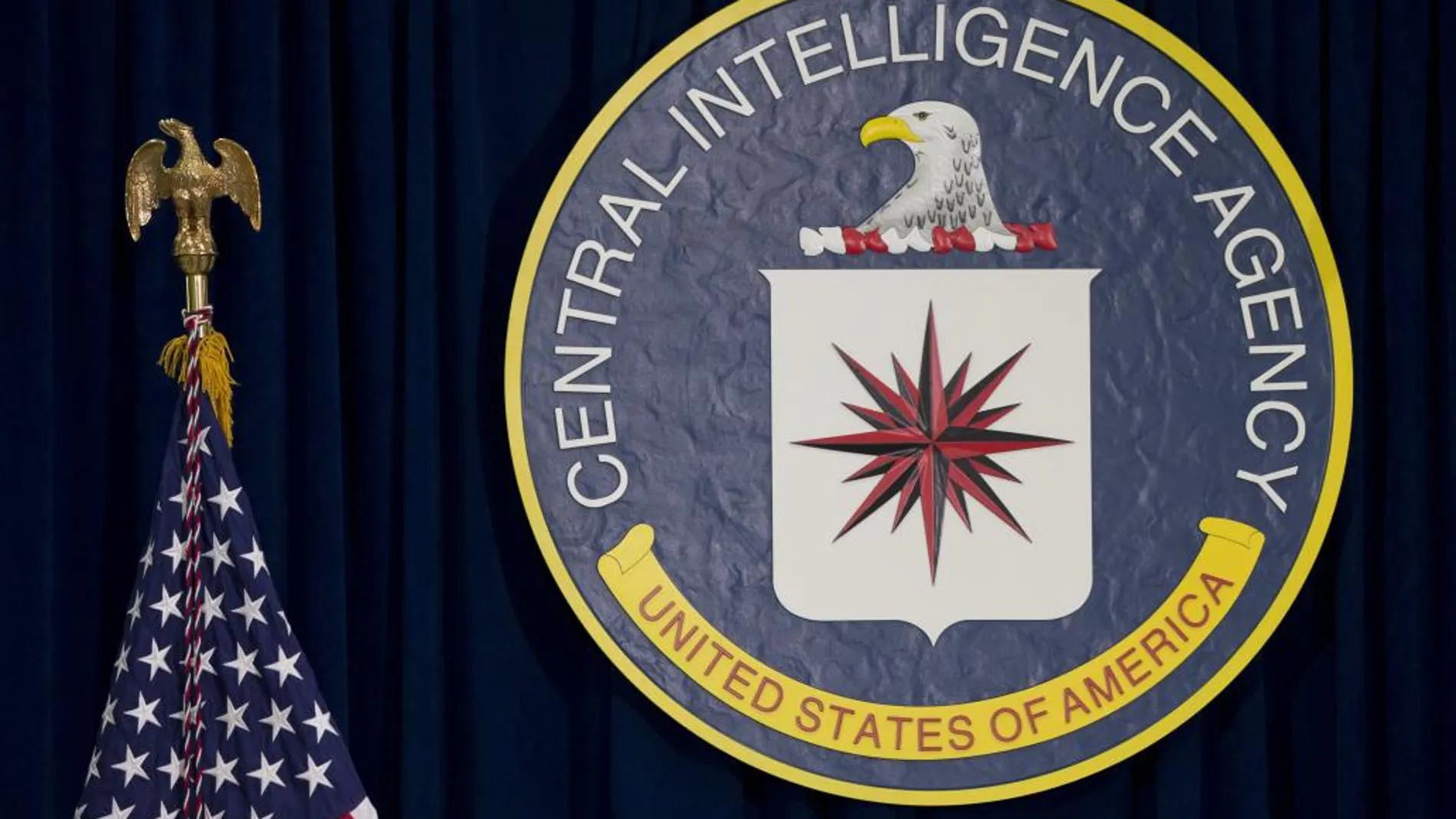 La CIA y el FBI buscan al topo de Wikileaks