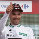 El ciclista holandés del equipo Giant, Tom Dumoulin, en el podio con el maillot combinada.