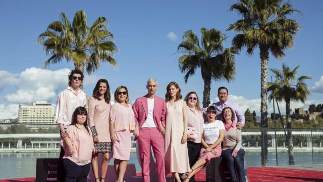 El director Eduardo Casanova (c) posa con el elenco de actores de su película «Pieles», en el Muelle malagueño