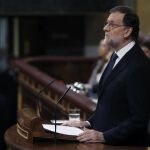 El líder del PP y presidente del Gobierno en funciones, Mariano Rajoy, durante su intervención en el debate de su investidura, esta tarde en la Cámara Baja.