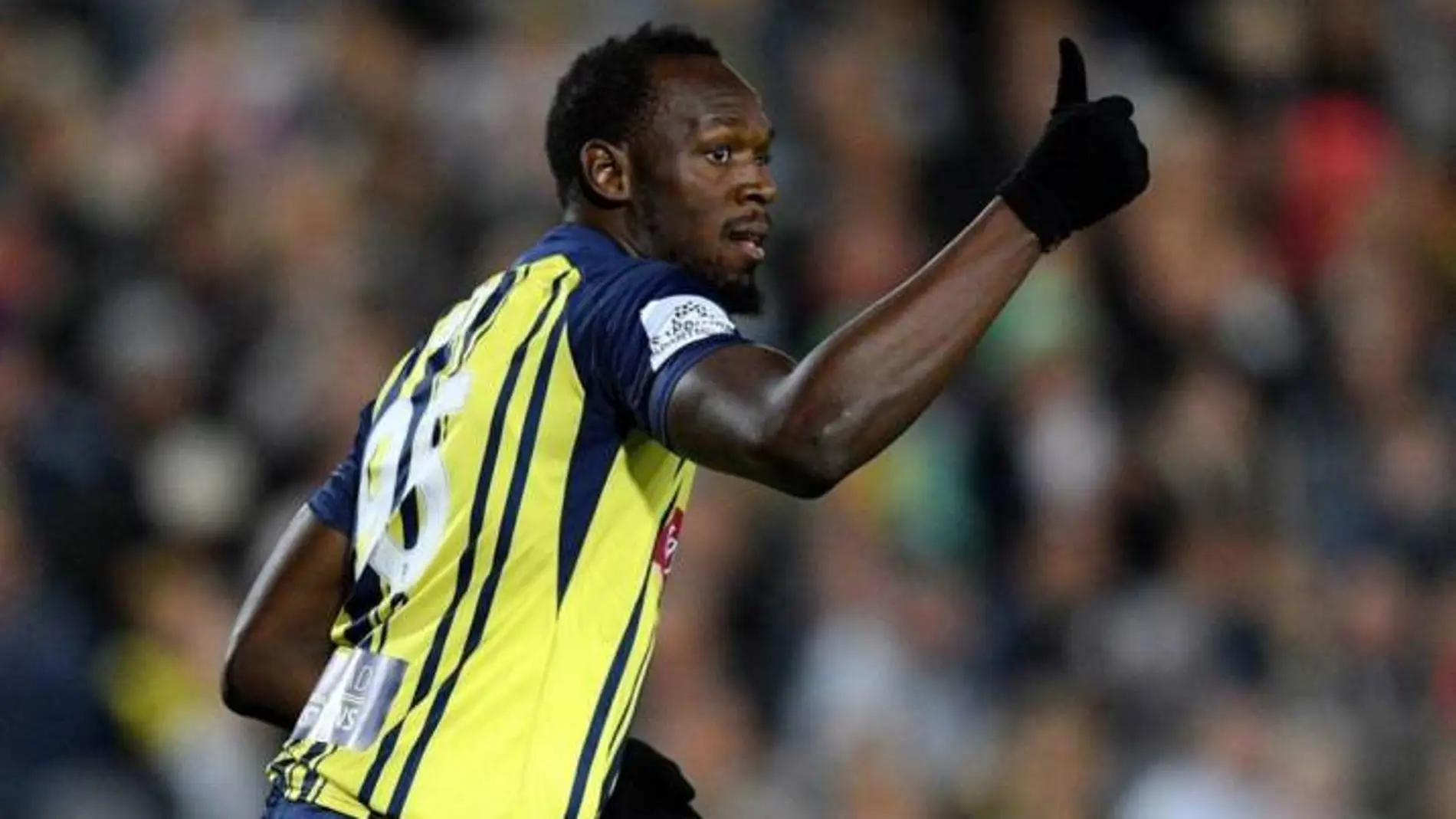 EEl exatleta jamaicano Usain Bolt (c), con la camiseta de los Mariners durante un partido de fútbol