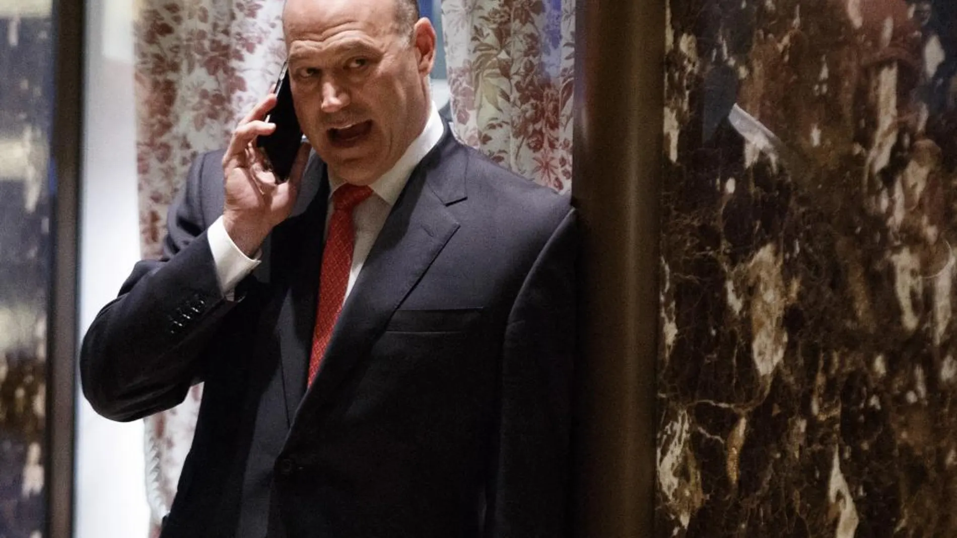 Gary Cohn habla por teléfono justo antes de su reunión con Donald Trump.