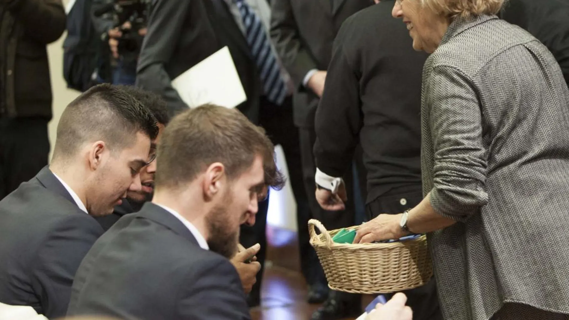 El pasado febrero Carmena presentó sus «colilleros» y obsequió con ellos a los jugadores del Real Madrid de baloncesto, que acudieron al Ayuntamiento con la Copa del Rey