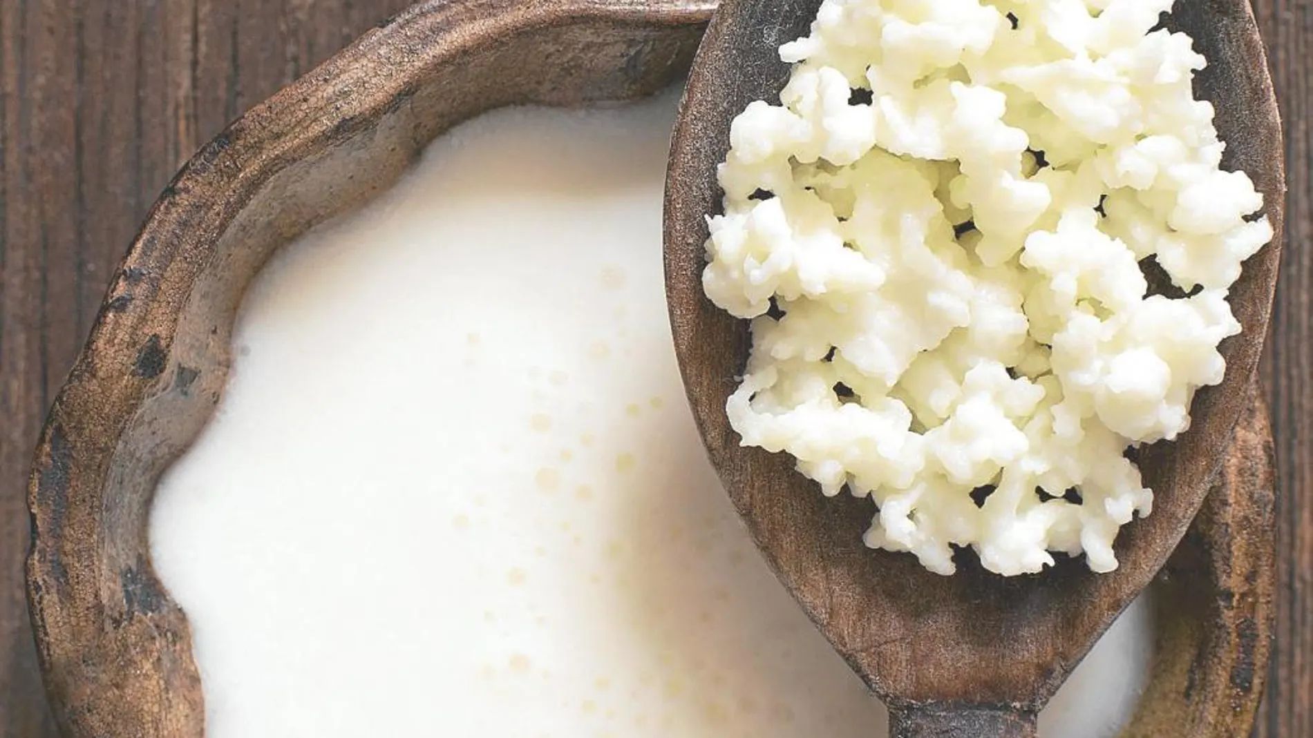 El kéfir es un producto fermentado probiótico con una textura similar al yogur líquido