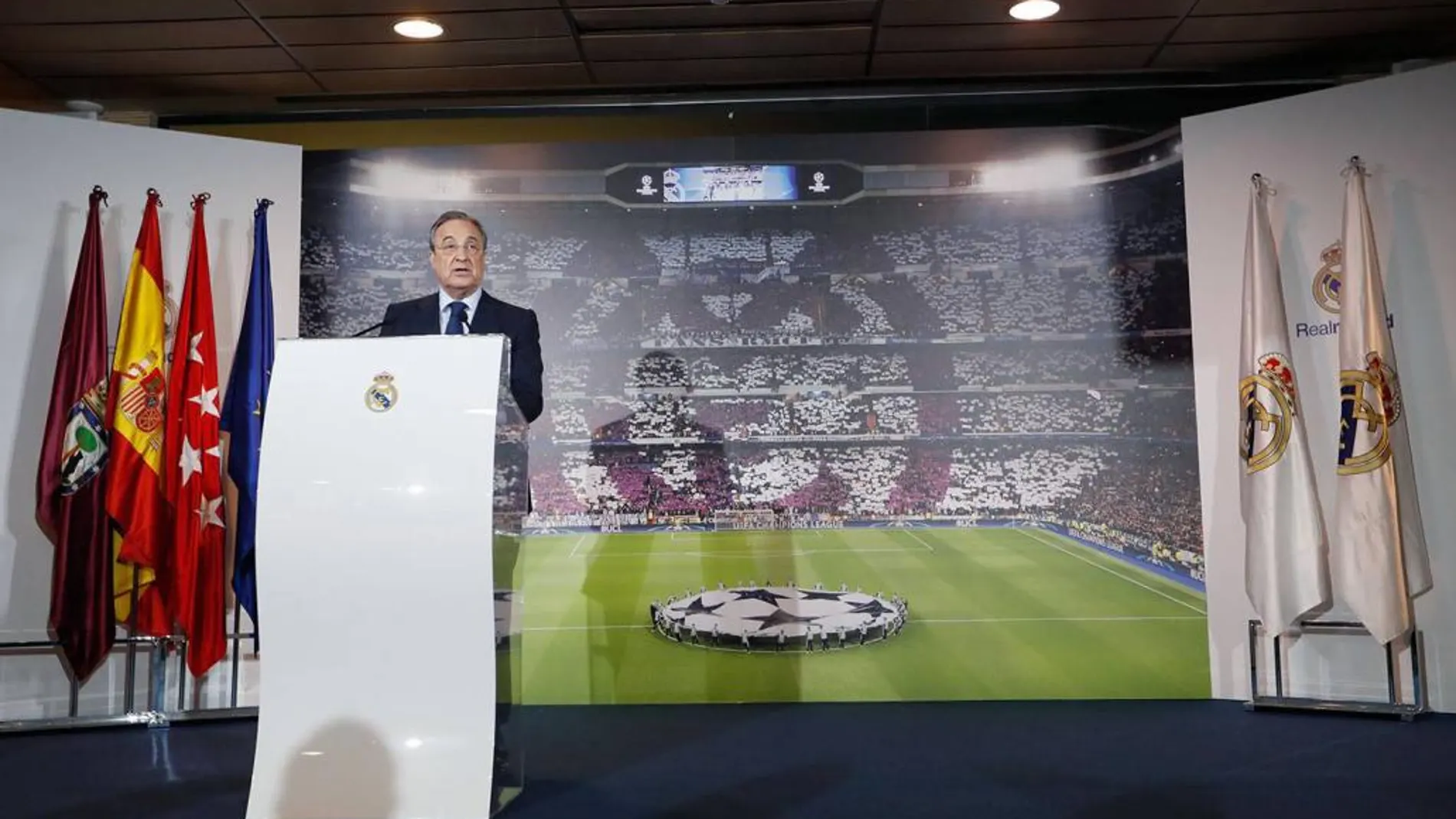 Florentino Pérez durante su discurso en el palco de honor del Bernabéu