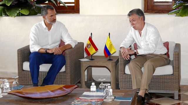 El rey Felipe VI conversa con el presidente de Colombia, Juan Manuel Santos, ayer en Cartagena de Indias