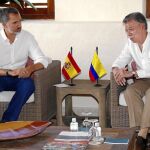 El rey Felipe VI conversa con el presidente de Colombia, Juan Manuel Santos, ayer en Cartagena de Indias