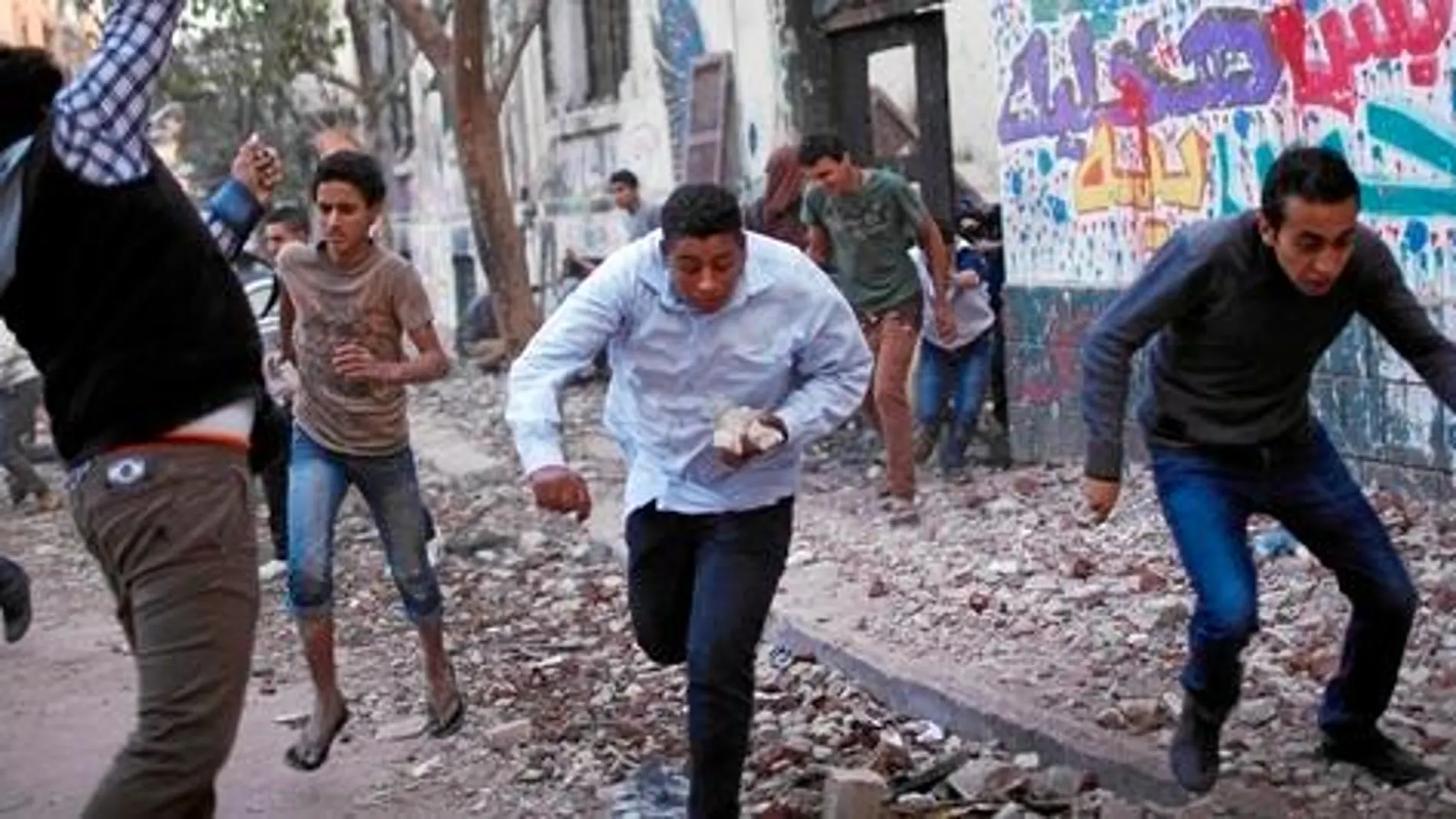 Un manifestante egipcio arroja piedras durante los enfrentamientos con la Policía, ayer, en la plaza Tahrir
