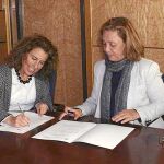 Pilar Díaz, directora de la Fundación Cauce, y Aurora Baza, concejal de Bienestar Social del Ayuntamiento de León, firman el acuerdo para poner en marcha el servicio de respiro famiiliar