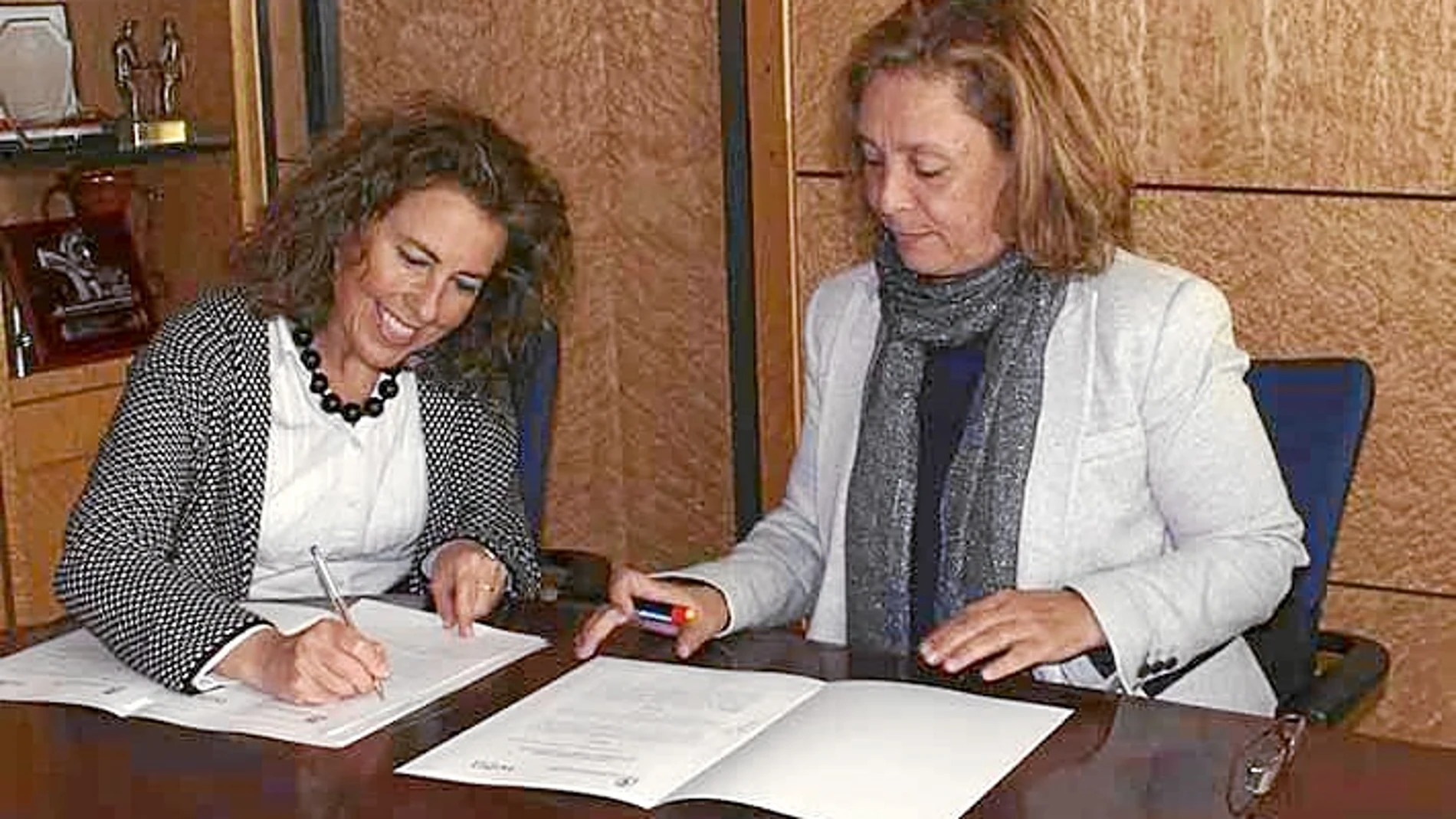 Pilar Díaz, directora de la Fundación Cauce, y Aurora Baza, concejal de Bienestar Social del Ayuntamiento de León, firman el acuerdo para poner en marcha el servicio de respiro famiiliar