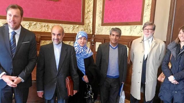 El alcalde de Valladolid, Óscar Puente, recibe en su despacho del Ayuntamiento, al embajador de Irán en España, Hassan Fadaifardm; el presidente de Cecale, Santiago Aparicio, y Ángela de Miguel