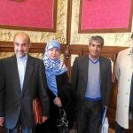 El alcalde de Valladolid, Óscar Puente, recibe en su despacho del Ayuntamiento, al embajador de Irán en España, Hassan Fadaifardm; el presidente de Cecale, Santiago Aparicio, y Ángela de Miguel