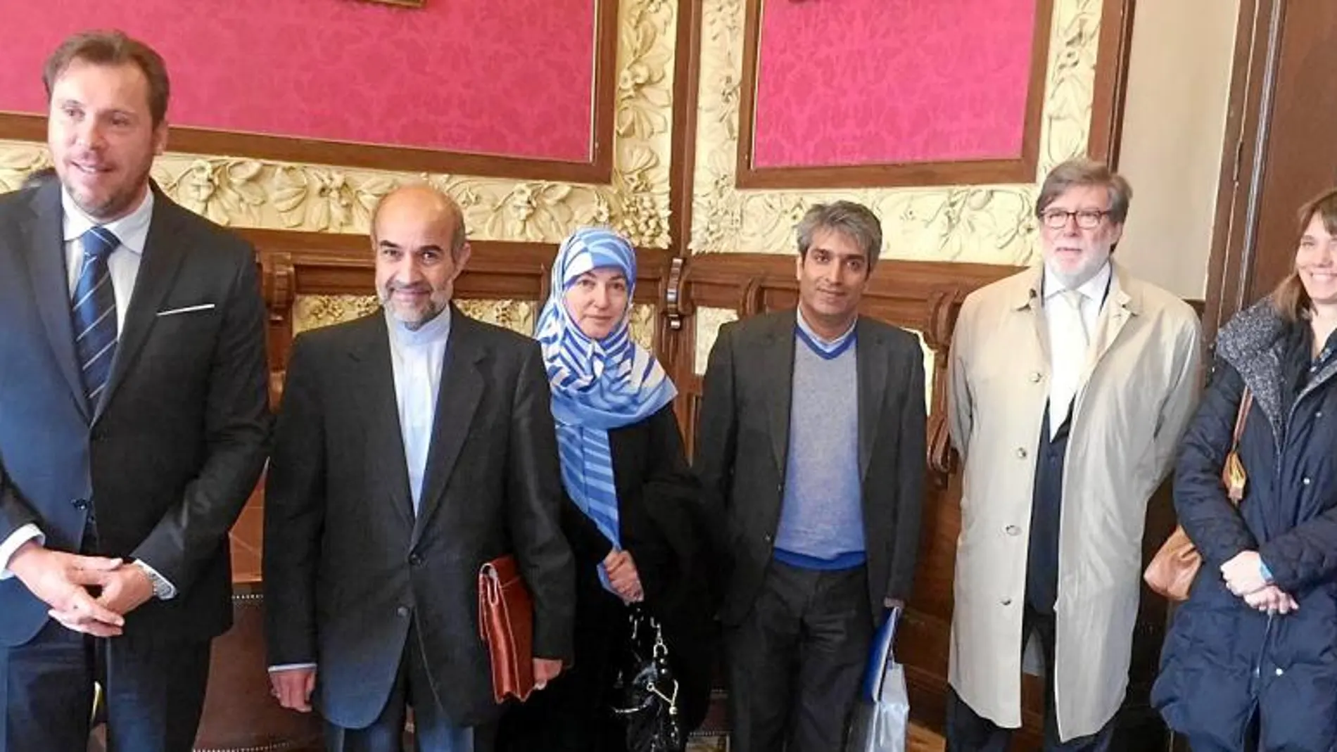 El alcalde de Valladolid, Óscar Puente, recibe en su despacho del Ayuntamiento, al embajador de Irán en España, Hassan Fadaifardm; el presidente de Cecale, Santiago Aparicio, y Ángela de Miguel