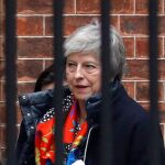 Theresa May junto a la salida del 10 de Downing Street.