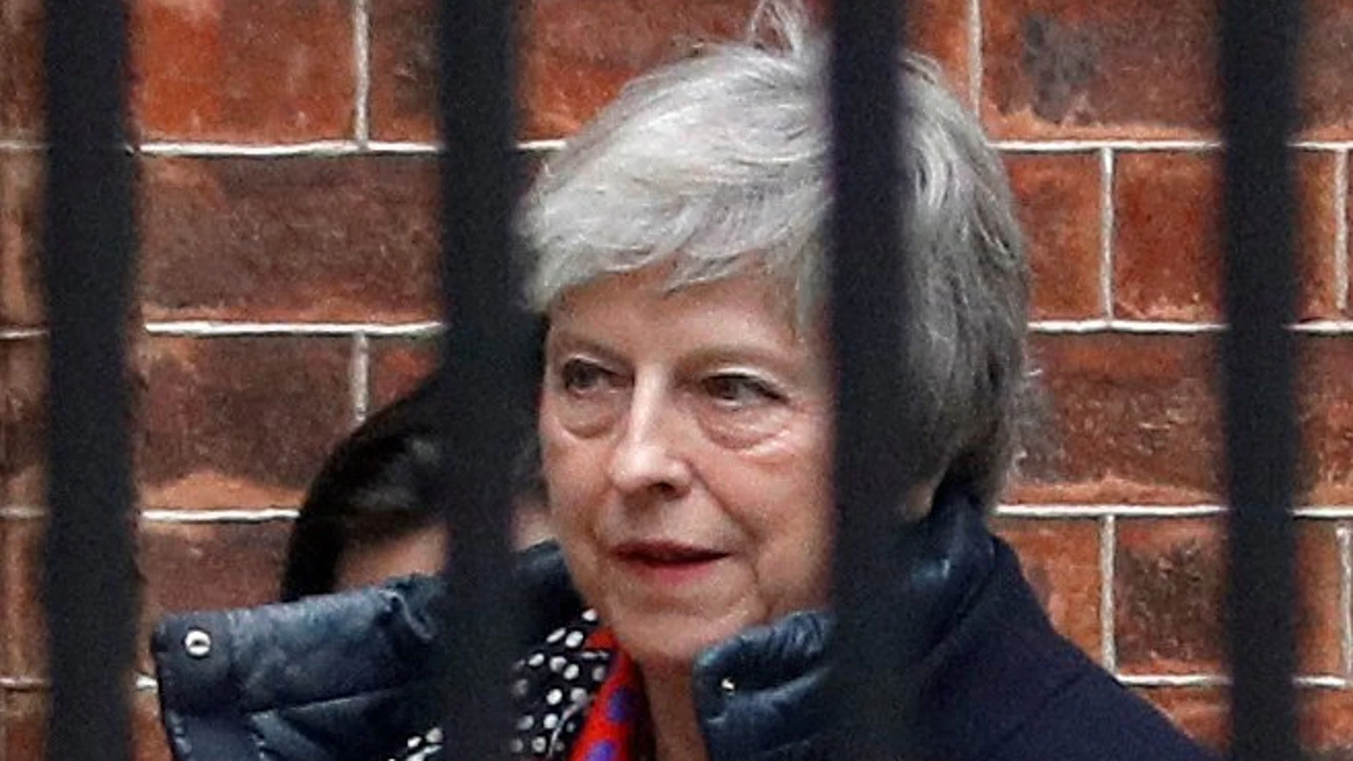 Theresa May junto a la salida del 10 de Downing Street.