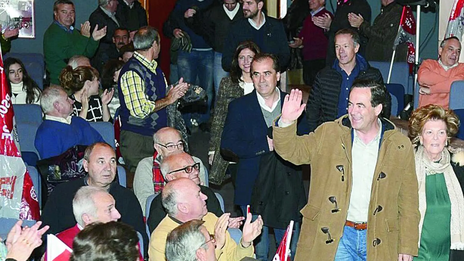 José Bono llega al acto que los socialistas celebraban ayer en Aranda de Duero, junto a Luis Briones y Ander Gil