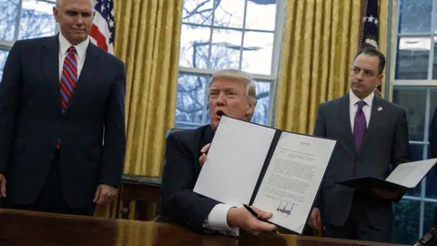 El presidente Donald Trump, junto al vicepresidente Mike Pence, en su despacho de la Casa Blanca.