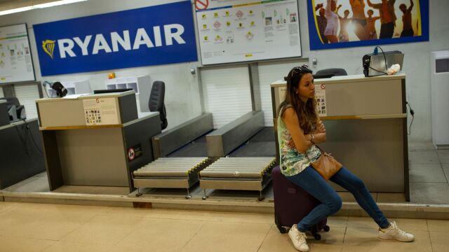 Una mujer en el mostrador de la compañía durante las jornadas de paro del pasado mes de julio / Foto: Ap